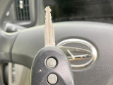 【キーレス】少し離れた場所からでもボタン一つでドアの開錠・施錠ができるのでとっても便利!ドアの鍵穴周りに傷をつけることもありません♪