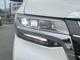 【LEDヘッドライト】悪天候や夜間走行時も良好な視界を確保し安心して運転できる高輝度LEDヘッドライトを装備!点灯速度が早く、消費電力も抑えられています。