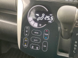 【オートエアコン】一度お好みの温度に設定すれば、車内の温度を検知し風量や温度を自動で調整。暑い&hellip;寒い&hellip;と何度もスイッチ操作をする必要はありません。快適な車内空間には必須の機能ですね♪