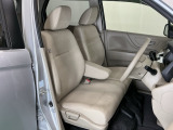 【ベンチシート】運転席と助手席の移動もスムーズ!狭い駐車場での乗り降りや、お子様の乗り降りにも便利です。座席の間にコンソールボックスやドリンクホルダーがないため、車内空間が広く感じます。