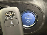 【キーフリーシステム】カバンやポケットに入れたままでもドアの施錠・解錠が可能なスマートキーを装備。エンジンのオン・オフ時もカギを取り出す必要が無いからとっても便利です♪