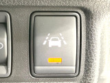 【車線逸脱警報】道路上の白(黄)線を認識し、意図せず走行中の車線からはみ出しそうになった時、メーター内の警告灯とブザーで注意喚起してくれる安心・安全機能です♪