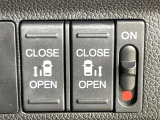 【両側パワースライドドア】スマートキーや運転席のスイッチで後席両側スライドドアの開閉が可能♪電動だから力を入れてドアを開ける必要が無く、小さなお子様でも簡単に開け閉めでき快適です♪