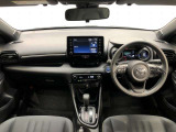 シンプルながら機能性あふれる運転席廻りです。視界性もよく、運転しやすいですよ。