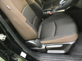 運転席シートは、シートポジションやリクライニングをレバーで簡単に調整可能。ドライバーの快適性を向上させ、カスタマイズされたドライビングエクスペリエンスを提供します。