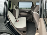 セカンドシートです!!ベンチシートになってますので、お二人の乗車ですとゆったり座って頂けますよ!!
