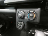 調整が容易なマニュアルエアコンです。夏は快適に、冬も車内の曇りを取ってくれるので安全です♪