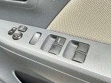 【電動格納ミラー】サイドミラーは電動格納式となっており、狭い駐車場でもキズがつくリスクを抑えられます。
