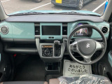 【インテリア】足元広々インパネシフト♪運転席から助手席への移動もラクラク