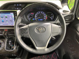 インテリアに合わせたデザインのステアリングは、運転される方のことも考え、運転しやすい形状、大きさです。是非一度、実際に触ってお確かめください。