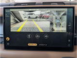 360&deg;サラウンドカメラ】全周囲のカメラを繋ぎ合わせ上からのアングルを画面上に映し出します。見やすい為バックも安全に運転できます。