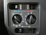調整が容易なマニュアルエアコンです。夏は快適に、冬も車内の曇りを取ってくれるので安全です♪