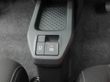 ボタン操作だけで駐車ブレーキをかけたり、解除したりできる、電子パーキングブレーキ付き。