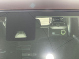 【スマートアシスト】走行中に前方の車両等を認識し、衝突しそうな時は警報とブレーキで衝突回避と被害軽減をアシスト。より安全にドライブをお楽しみいただけます。
