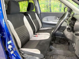 運転席まわりには十分なスペースがあり、大柄な方でもゆったり運転していただける環境です。