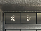 【ハンズフリー機能付き両側パワースライドドア】スライドドアの下に足先を入れてすぐ引くと、自動的にスライドドアが開閉します!荷物で両手がふさがった状態でも、ドアの開閉ができてとっても便利!