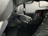 クルーズコントロール機能が付いています。 速度を設定するとアクセルを踏まなくても一定の速度で走ることができます。  高速道路ではとても便利な装置なんです。