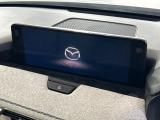 【10.25インチマツダコネクト】車内の雰囲気にマッチした大型ディスプレイ。スマホ接続でのナビ使用やBluetooth再生等、様々な機能が楽しめます。直感的なダイヤル操作が可能で、使い勝手も良好です。