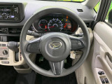 インテリアに合わせたデザインのステアリングは、運転される方のことも考え、運転しやすい形状、大きさです。是非一度、実際に触ってお確かめください。