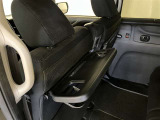 運転席/助手席シートの背面にカップホルダー付きのシートバックテーブルが付いていて後席の人に大変便利です☆