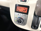 【オートエアコン】一度お好みの温度に設定すれば、車内の温度を検知し風量や温度を自動で調整。暑い&hellip;寒い&hellip;と何度もスイッチ操作をする必要はありません。快適な車内空間には必須の機能ですね♪