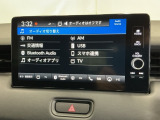 HondaCONNECT対応の便利なナビディスプレー。お持ちのスマートフォンと連携して、ナビやBluetoothでの音楽再生が可能です。デザインはもちろん、操作性も良好です。