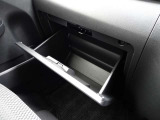 グローブボックス。車検証ブックや小物などが収納できるスペースがあります。