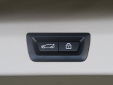 【パワーゲート】電動パワーゲートです。開閉がボタン1つで開け閉め行えます。また、状況に応じてのトランクハッチ開閉量を簡単に設定可能です。スマートオープナーも便利な機能です。ぜひお試しください。