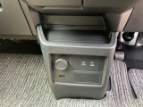 小物置きや、シガーソケット、USB type Cが前席中央にあり、便利に使えます☆