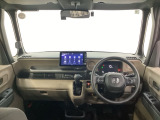 車内は光触媒抗菌消臭施工済です。インパネ周りはスタイリッシュなデザインで機能や装備も充実しています。グローブボックスやカップホルダーのほかにトレーなどたくさんの収納スペースが付いています。