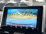 【バックカメラ】駐車時に後方がリアルタイム映像で確認できます。大型商業施設や立体駐車場での駐車時や、夜間のバック時に大活躍!運転スキルに関わらず、今や必須となった装備のひとつです!