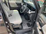 やわらかい座り心地のシートで長時間の運転でも疲れにくくなっています☆シートリフターも付いているので乗る方の身長に合わせて調整が可能です♪