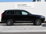 ボルボのフラッグシップモデルでありながら、7人乗りのSUVとしてファミリーからの人気も高いXC90です 新型では前輪の位置を前に伸ばし、安定感のあるどっしりとしたフォルムを得ました