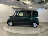 助手席側は電動スライドドアになってます。運転席やキーのリモコンで開閉できるので手が塞がっていても楽に積み降ろし出来ますよ。