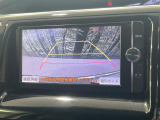 【バックカメラ】駐車時に後方がリアルタイム映像で確認できます。大型商業施設や立体駐車場での駐車時や、夜間のバック時に大活躍!運転スキルに関わらず、今や必須となった装備のひとつです!
