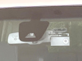 【エマージェンシーブレーキ】走行中に前方の車両等を認識し、衝突しそうな時は警報とブレーキで衝突回避と被害軽減をアシスト。より安全にドライブをお楽しみいただけます。