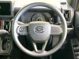 インテリアに合わせたデザインのステアリングは、運転される方のことも考え、運転しやすい形状、大きさです。是非一度、実際に触ってお確かめください。