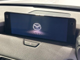 【10.25インチマツダコネクト】車内の雰囲気にマッチした大型ディスプレイ。スマホ接続でのナビ使用やBluetooth再生等、様々な機能が楽しめます。直感的なダイヤル操作が可能で、使い勝手も良好です。