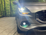 【LEDヘッドライト】悪天候や夜間走行時も良好な視界を確保し安心して運転できる高輝度LEDヘッドライトを装備!点灯速度が早く、消費電力も抑えられています。