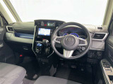 運転席まわりです。 各操作スイッチは使いやすい位置に配置されてます。