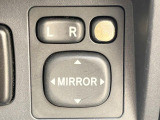 【電動格納ミラー】サイドミラーは電動格納式となっており、狭い駐車場でもキズがつくリスクを抑えられます。