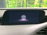 【8.8インチマツダコネクト】車内の雰囲気にマッチした大型のディスプレイ。スマホ接続でのナビ使用やBluetooth再生等、様々な機能が楽しめます。直感的なダイヤル操作が可能で、使い勝手も良好です。