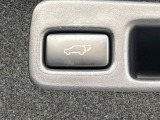 【パワーバックドア】スマートキーや運転席のボタンを押すだけでリアゲートが自動で開閉します!荷物を持っている時や、高い位置にあるバックドアを閉める際に便利な機能です♪