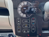 【オートエアコン】一度お好みの温度に設定すれば、車内の温度を検知し風量や温度を自動で調整。暑い&hellip;寒い&hellip;と何度もスイッチ操作をする必要はありません。快適な車内空間には必須の機能ですね♪