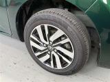 タイヤサイズは165/65R14!残り溝は6ミリ程度!純正アルミホイール!ホイール部分にすり傷あり。(右フロントタイヤ)