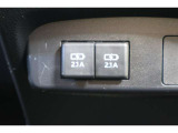 給電用USBポートが装備されています。iPhoneやスマートフォンの充電など、車内にあると便利なアイテムのひとつですね! 電源が複数あるとコードを差替える面倒もなく楽ですよ。