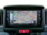 日産純正のメモリーナビです。使い勝手のよいシンプルな操作で、ミュージックサバーやブルートゥースにも対応しています。ドライブ中に好きな音楽が聴けるのはうれしいですよね。
