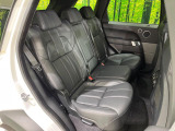 シートは座面やホールド感を含め座り心地がよく設計されています。また、運転席助手席ともにコンディションも良く、シートの汚れや変色等は特別感じられません。