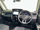 運転席まわりです。 各操作スイッチは使いやすい位置に配置されてます。