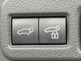 【パワーバックドア】スマートキーや運転席のボタンを押すだけでリアゲートが自動で開閉します!荷物を持っている時や、高い位置にあるバックドアを閉める際に便利な機能です♪
